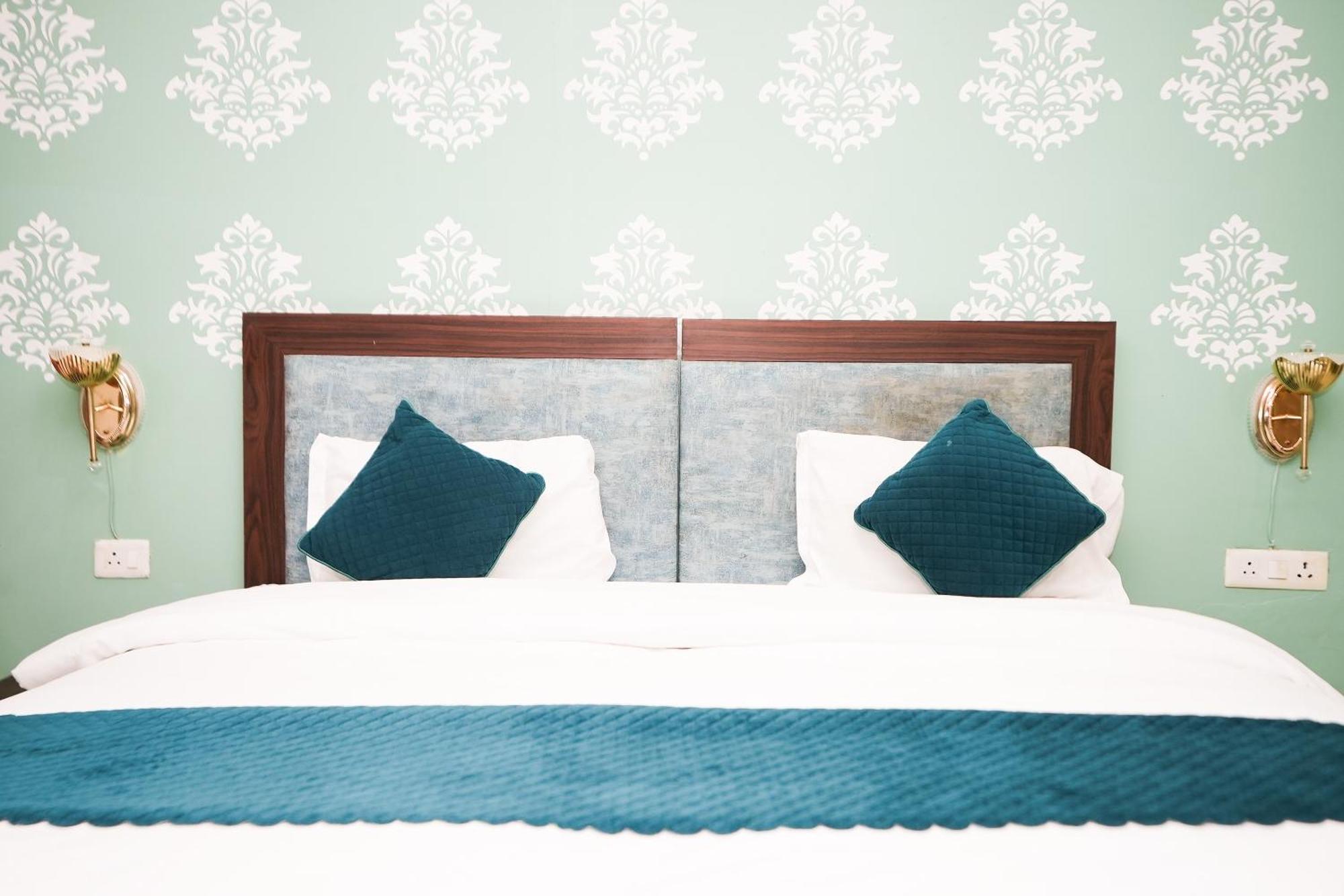 Tanvi Premium Residency Near Artemis Hospital, Gurugram Hotel Gurgaon Ngoại thất bức ảnh